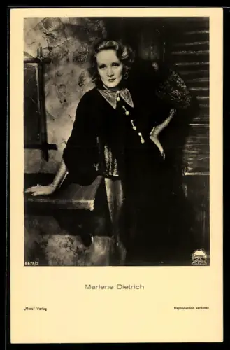 AK Schauspielerin Marlene Dietrich im schwarzen Kleid