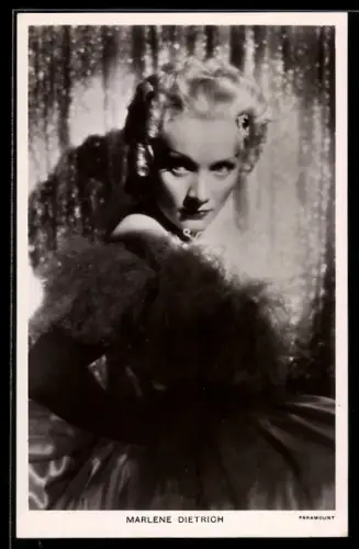 AK Schauspielerin Marlene Dietrich schaut mit verführerischem Blick