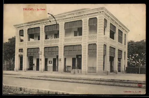 AK Thi-Cau, La Gare