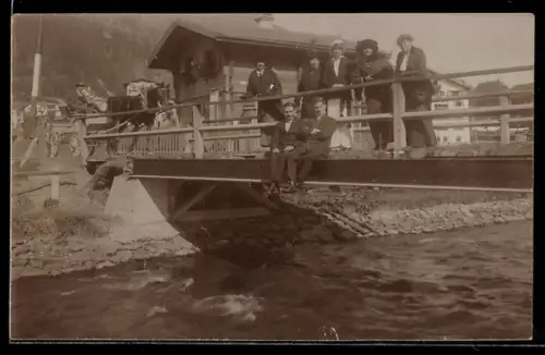 Foto-AK Davos, Personen auf einer Brücke 1914