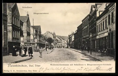 AK Neunkirchen /Trier, Wellesweilerstrasse mit Schulhaus u. Bürgermeisterei-Gebäude