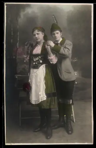 Foto-AK Junges Paar in Tracht