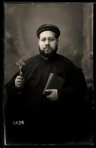 Foto-AK Badr mit Kreuz und Gebetsbuch, Religion