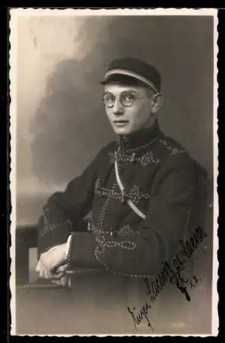 AK Student in Uniform mit Schirmmütze, studentische Szene