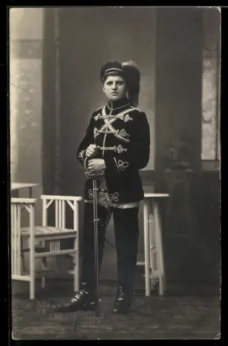 Foto-AK Student in Uniform mit Schläger und Schirmmütze, studentische Szene