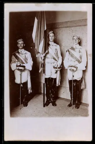 Foto-AK Drei Studenten mit Schlägern und Burschenschaftsfahne, studentische Szene