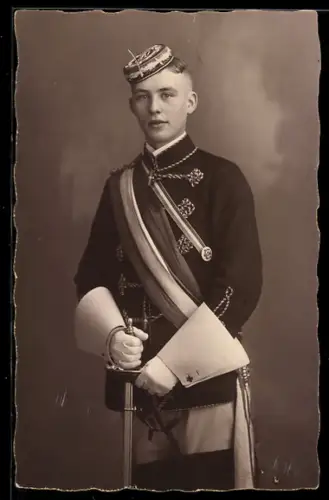 AK Student in Uniform mit Schärpe, Schläger und Tönnchen, studentische Szene