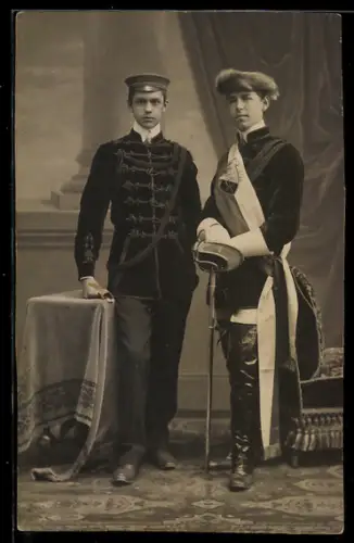 Foto-AK Zwei Studenten in Uniform mit Schirmmütze und Schläger, studentische Szene