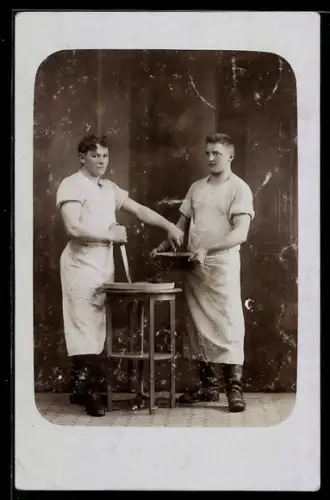 Foto-AK Zwei Fleischer mit Messer, Atelieraufnahme