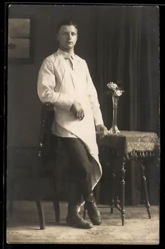 Foto-AK Fleischer im weissen Kittel neben Rosenstrauss