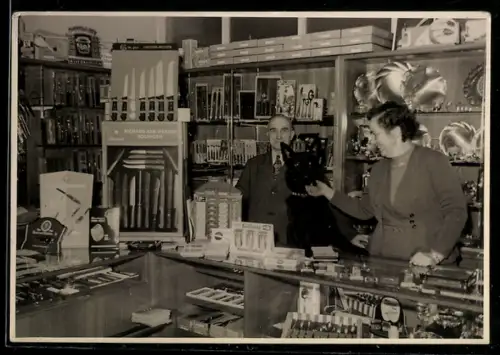 Foto-AK Geschäft für Schneidwerkzeuge, dabei Messer der Firma Richard Abr. Herder aus Solingen