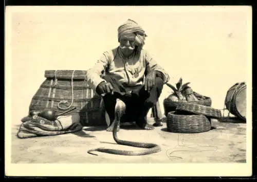 AK Indischer Schlangenbeschwörer mit Kobra, Dressur