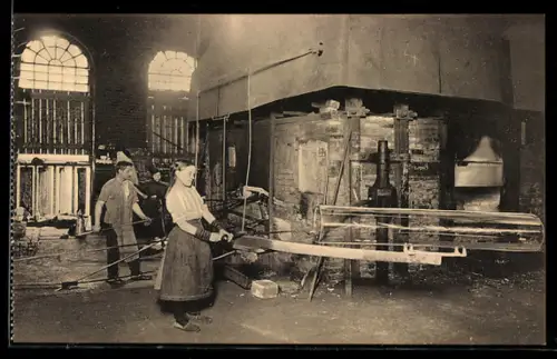 AK La Verrerie, Four à étendre, grosser Ofen einer Glasbläserei