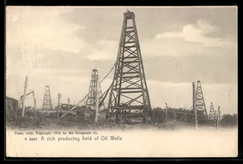 AK A rich producing field of Oil Wells, Erdöl