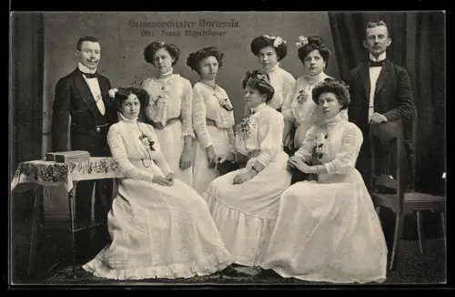 AK Damenorchester Hortensia in weissen Kleidern