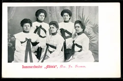 AK Damenorchester Albinia in weissen Kleidern