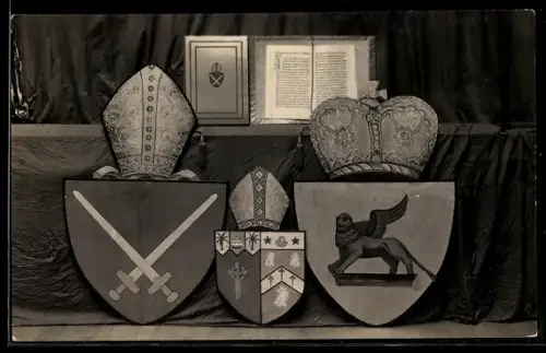 AK Geistliche Wappen mit gekreuzten Schwertern u. Fabeltier, Mitra, Buchseiten