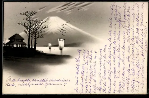 Künstler-AK Handgemalt: Uferpartie mit Hütte, Segelbooten und Bergpanorama, Schablonenmalerei