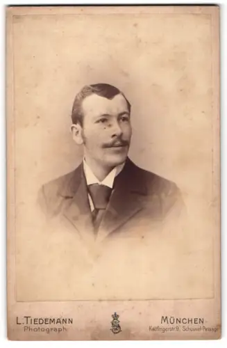 Fotografie L. Tiedemann, München, Kaufingerstr. 9, Porträt eines Mannes mit Schnurrbart