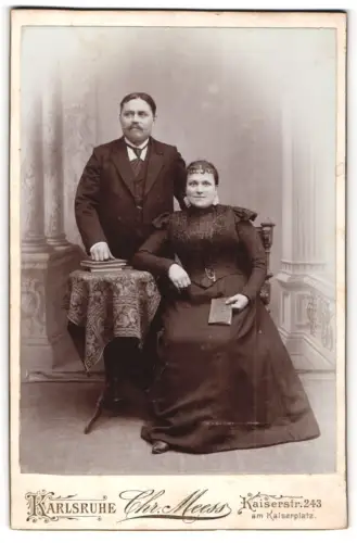 Fotografie Chr. Meess, Karlsruhe, Kaiserstr. 243, Paar in modischer Kleidung