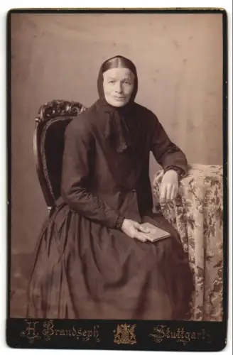 Fotografie Hermann Brandseph, Stuttgart, Marienstrasse 36, Dame mit Kopftuch und Buch