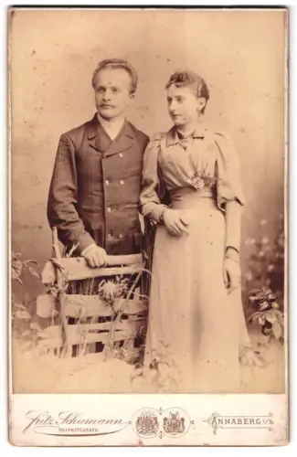 Fotografie Fritz Schumann, Annaberg, Johannisgasse 5, Elegantes Paarporträt im Atelier