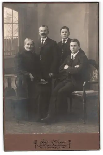 Fotografie Fritz Kiener, Tuttlingen, Bahnhofstr. 53, Familienporträt mit vier Personen