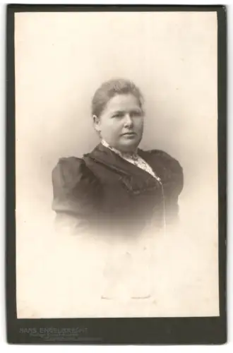 Fotografie Hans Engelbrecht, Bayreuth, Porträt einer Frau in vornehmer Kleidung