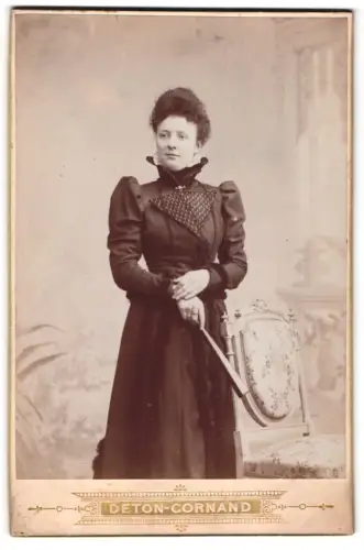 Fotografie Deton-Cornand, Charleroi, Rue de la Montagne 42, Dame im eleganten Kleid