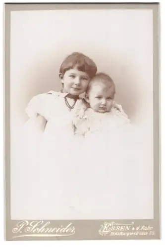 Fotografie P. Schneider, Essen, Kettwigerstrasse 38, Zwei Kinder in weisser Kleidung