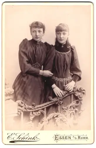 Fotografie E. Schink, Essen a.d. Ruhr, zwei junge Frauen an verziertem Geländer