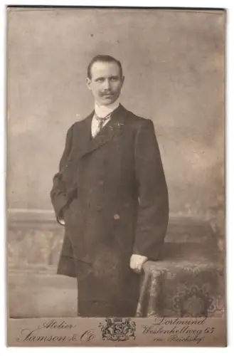Fotografie Atelier Samson & Co., Dortmund, Westenhellweg 65, Portrait eines eleganten Herrn
