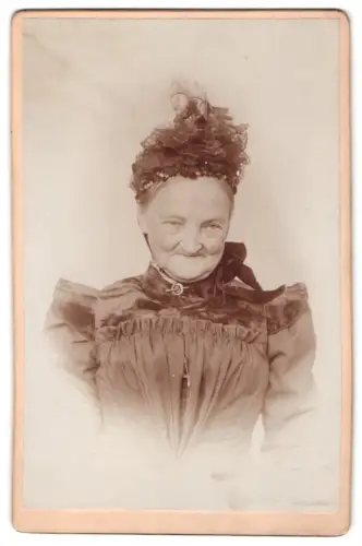 Fotografie unbekannter Fotograf und Ort, ältere Dame mit elegantem Hut