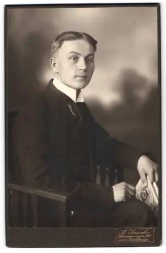 Fotografie A. Jauch, Schwenningen, Karlstrasse, Porträt eines jungen Mannes