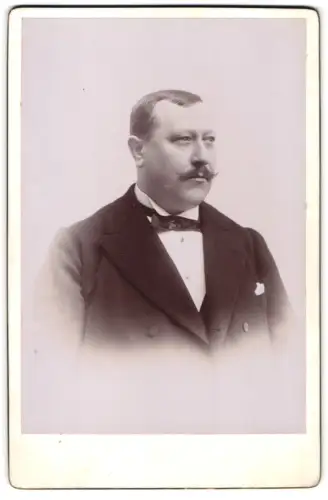 Fotografie unbekannter Fotograf und Ort, Porträt eines Herren mit Schnurrbart