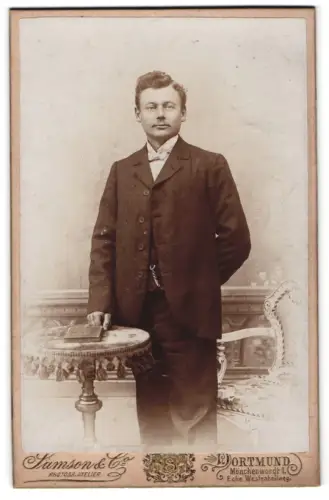 Fotografie Samson & Co., Dortmund, Mönchenwordt 1, Porträt eines jungen Mannes im Anzug