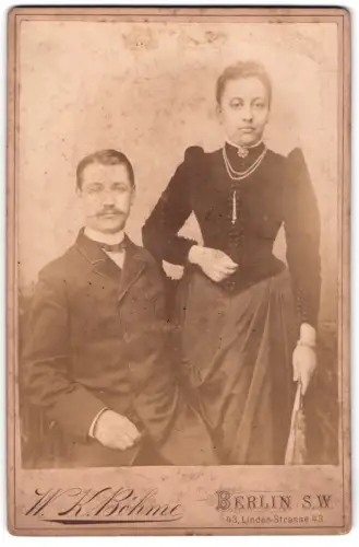 Fotografie W. K. Böhme, Berlin, Linden-Strasse 43, Porträt eines elegant gekleideten Paares