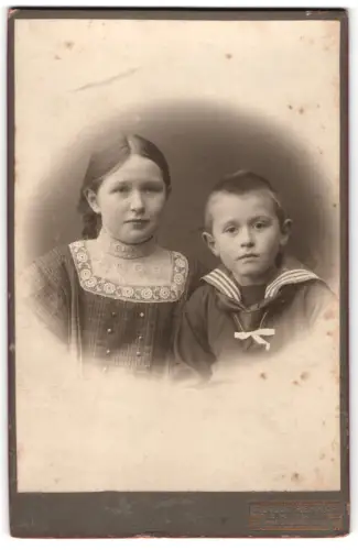 Fotografie August Riemke, Kiel, Preusserstrasse 5, Geschwisterpaar im Porträt