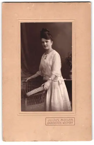 Fotografie Julius Müller, Bärenstein-Weipert, Frau mit elegantem Kleid