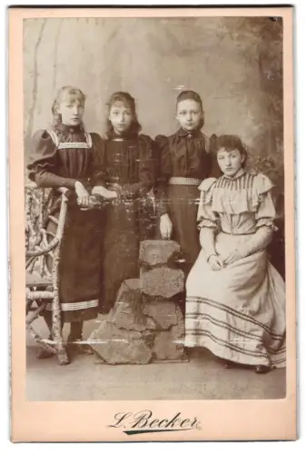 Fotografie L. Becker, Essen, Einhornstrasse 3, Vier junge Frauen in eleganter Kleidung