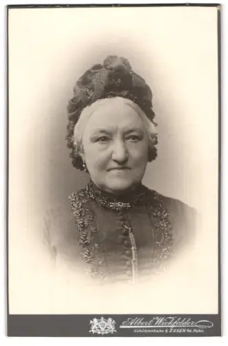Fotografie Albert Wickfelder, Essen, Schützenbahn 4, Porträt einer älteren Dame mit Haube