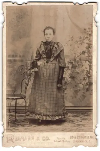 Fotografie Reimann & Co., Cincinnati, Central Ave 819 & 821, Frau mit kariertem Kleid