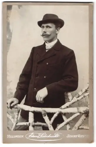 Fotografie Eduard Sieberknecht, Villingen, Brigachstr. 7, Herr mit Hut und Bart am Geländer