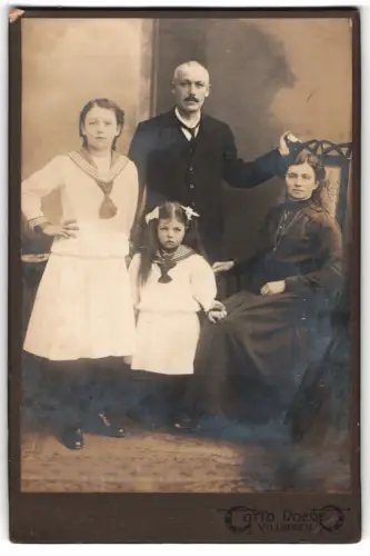 Fotografie Otto Doege, Villingen, Familie in traditioneller Kleidung