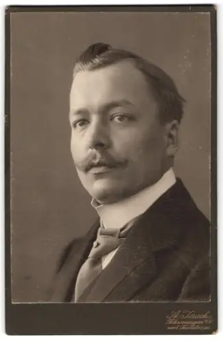 Fotografie A. Tauche, Schwenningen, Karlstrasse, Porträt eines eleganten Herrn