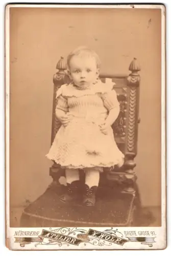 Fotografie Valentin Wolf, Nürnberg, Breite Gasse 97, Kleinkind auf kunstvollem Stuhl