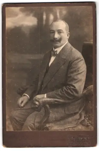 Fotografie Gebr. Ostermayr, München, Karlsplatz 6, Herr im Anzug mit Schnurrbart