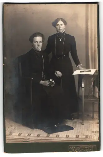 Fotografie Alex. Lauterwasser, Überlingen, Heldenstrasse, Zwei Damen in dunkler Kleidung