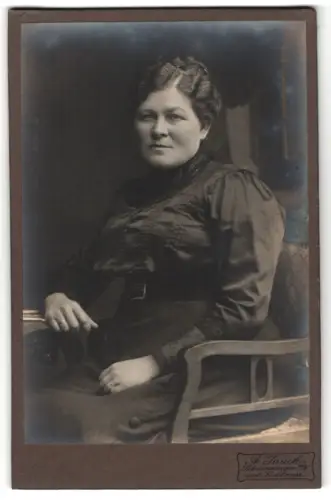 Fotografie A. Jauch, Schwenningen, Karlstrasse, Frau in elegantem Kleid