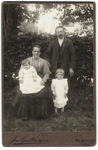 Fotografie Jos. Gastberger, Mondsee, Familienporträt im Garten